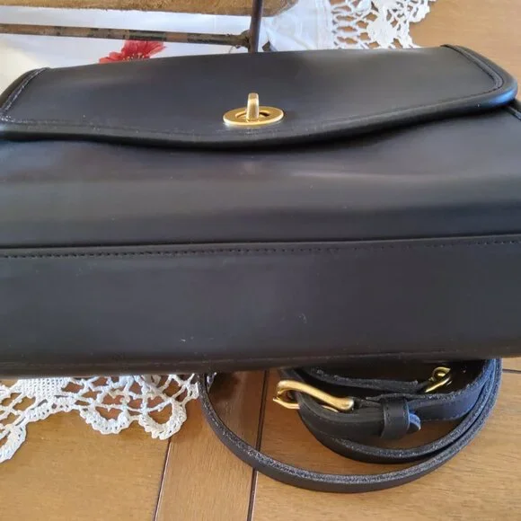 Vintage Coach Navy Court Crossbody Handbag + Hangtag 9870 - Picture 3 of 14